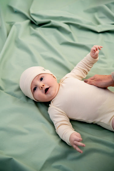 EVE + OLIVE Baby Body langarm Cute Beige